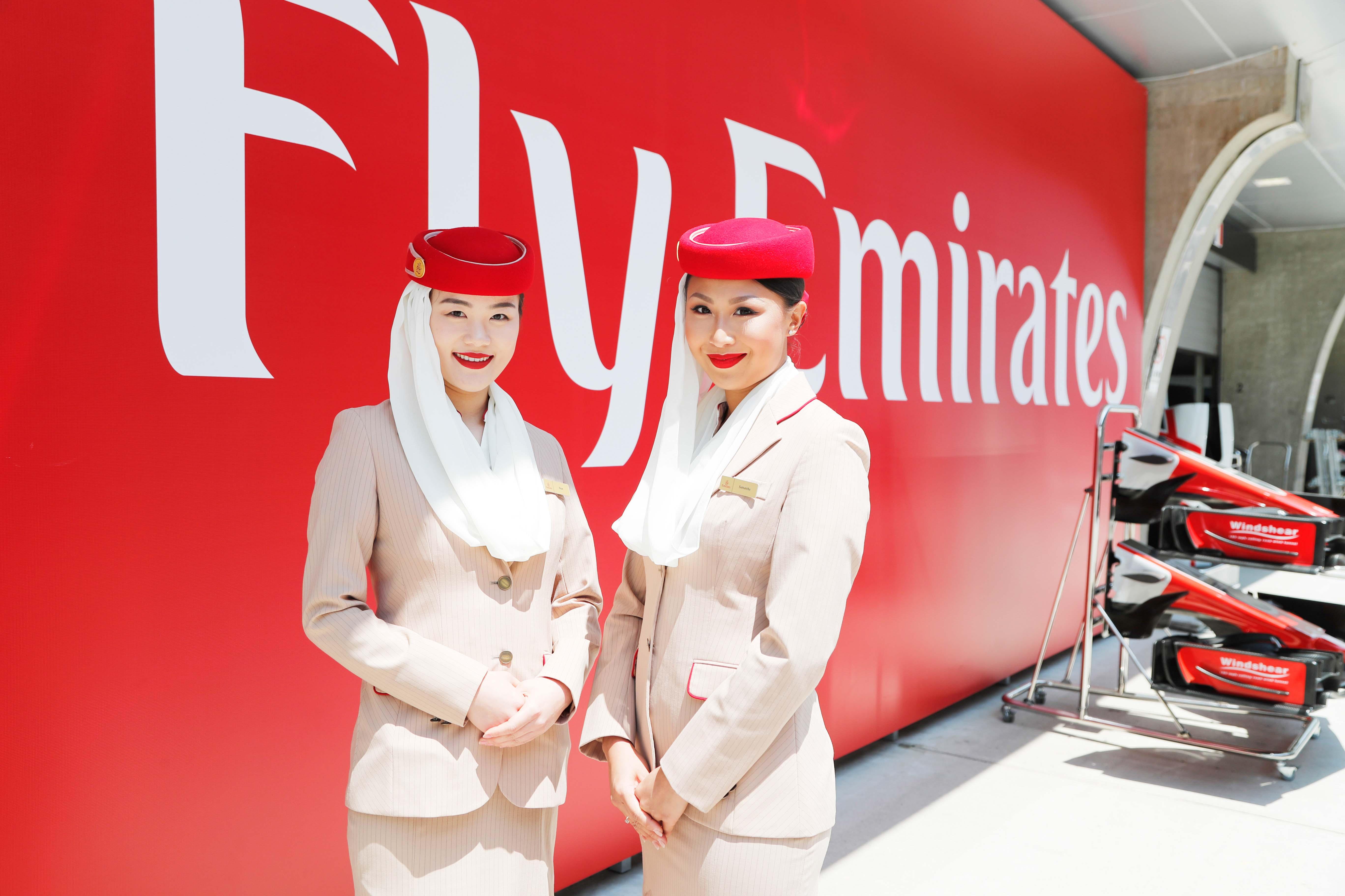 阿联酋航空标识亮相F1赛场 巨型头盔引车迷拍照